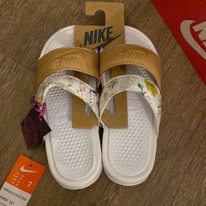 Nike Liberty London Benassi Slides, floral/white/tan, 7, NWT